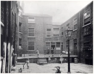 Kinder spielen auf dem Hirst Square, Leeds, bevor er abgerissen wurde, um Platz für das neue Rathaus zu machen, 29. Juli 1930